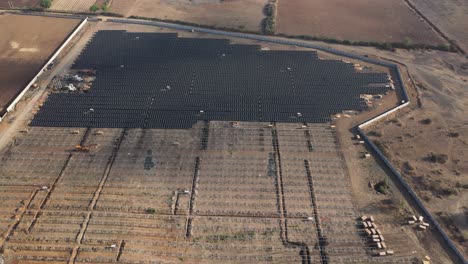 Drohnenkamera-Aus-Der-Luft-Im-Morgengrauen,-Die-Sich-Zur-Seite-Bewegt,-Wo-Das-Solarpanel-Scheint,-Während-Die-Sonne-Darauf-Scheint