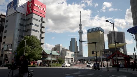 Daytime-scene-capturing-a-corner-of-Asakusa-with-a-view-of-the-Tokyo-skyline,-Japan