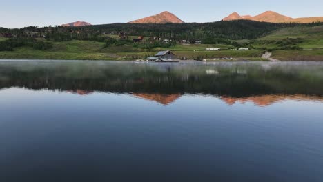 Summit-Sky-Ranch-Silverthorne-Colorado-Y-Casa-De-Botes-Y-Casas-De-Lujo-En-El-Campo-Con-Buffalo-Mountain-En-El-Fondo-Elevación-Aérea-Con-Plataforma-Rodante