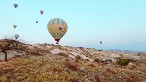 Globos-Aerostáticos-Elevándose-Sobre-Las-Montañas-En-Capadocia,-Turquía-Al-Amanecer.