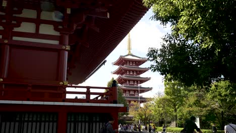 Tagsüber-Bietet-Sich-Ein-Faszinierender-Ausblick-Auf-Den-Sensoji-Tempel-In-Tokio-Mit-Seiner-Fünfstöckigen-Pagode,-Der-Die-Essenz-Des-Kulturellen-Erbes-Und-Der-Tradition-Japans-Verkörpert