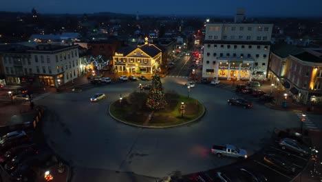 Adornos-Navideños-Iluminados-En-Una-Pequeña-Ciudad-De-EE.UU.-Al-Atardecer