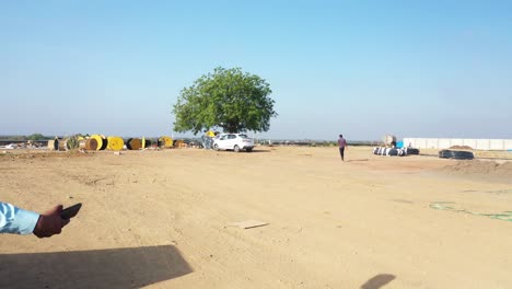 Vista-Aérea-Del-Dron,-La-Cámara-Del-Dron-Avanza-Donde-Todos-Los-Cables-Grandes-Son-Visibles-En-La-Casa