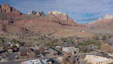 Ciudad-De-Springdale-Y-Coloridas-Montañas-Cerca-Del-Parque-Nacional-Zion,-Utah,-Estados-Unidos,-Acercamiento-Con-Drones-Hacia-El-Motel-Pioneer-Lodge