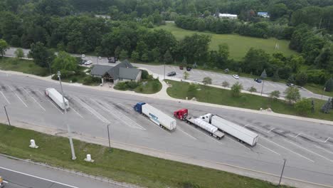 Vista-Aérea-De-La-Parada-De-Descanso-De-Los-Camioneros-Cerca-De-La-Autopista-En-Ann-Arbor,-Michigan,-EE.UU.