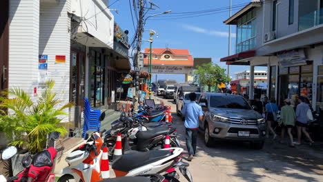 Cars-leave-a-ferry-in-the-harbour-of-Ko-Tao-Thailand