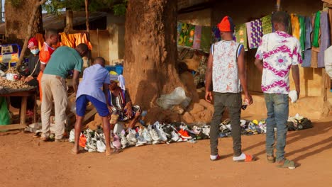 Vendedor-Local-En-El-Mercado-Local-Stand-Vendiendo-Ropa-Tradicional-De-La-Tribu-En-África-Occidental