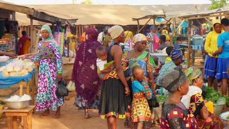 Mujer-Negra-Africana-Con-Ropa-Tradicional-Caminando-En-El-Mercado-Local.