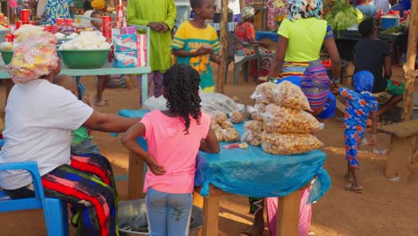 Mujer-Con-Ropa-Tradicional-Vendiendo-Comida-En-Una-Remota-Aldea-Rural-De-África