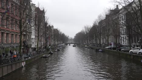 Toma-Estática-De-Ámsterdam-Del-Canal-De-La-Ciudad-En-El-Barrio-Del-Centro-De-La-Ciudad.