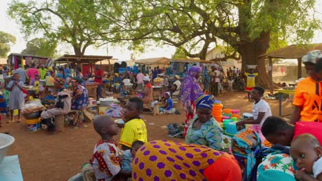 Panorámica-Del-Mercado-Local-De-Alimentos-Y-Telas-Tradicionales-En-Una-Aldea-Remota-De-África.