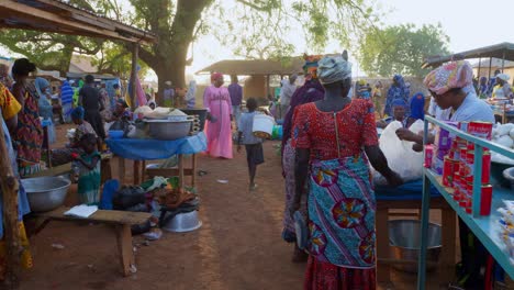 Waman-Trägt-Traditionelle-Afrikanische-Stammeskleidung-Und-Geht-Am-Lokalen-Marktstand-Spazieren