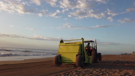 El-Tractor-De-Arena-Suaviza-La-Limpieza-De-La-Playa,-El-Horizonte-Del-Amanecer-De-La-Mañana-Del-Océano-Atlántico.