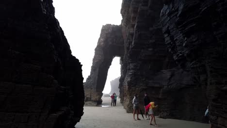 Playa-De-Las-Catedrales-En-Galicia-Con-Turistas.