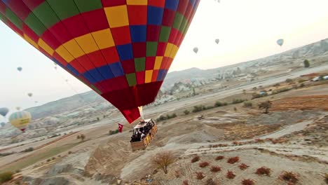 Drones-Volando-Alrededor-De-Turistas-Disfrutando-De-Un-Paseo-En-Una-Canasta-De-Globos-Aerostáticos-En-Capadocia,-Turquía