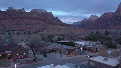 Drone-Volando-Hacia-El-Motel-Pioneer-Lodge-En-Springdale,-Utah