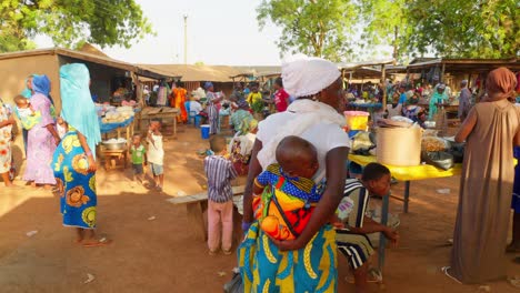 Frau-In-Traditioneller-Afrikanischer-Kleidung,-Die-Auf-Dem-Lokalen-Markt-Spaziert