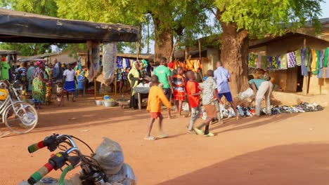 Negros-Africanos-Locales-Vendiendo-Bienes-Y-Alimentos-En-El-Mercado-Tradicional-Local-En-Una-Remota-Aldea-De-África