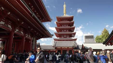 Durante-El-Día,-Se-Desarrolla-Una-Animada-Escena-Con-Gente-Reunida-Frente-Al-Templo-Sensoji-De-Tokio-Y-Su-Pagoda-De-Cinco-Pisos.