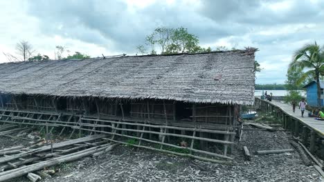 Fuera-De-Una-Remota-Aldea-En-Papúa-Con-Casas-De-Madera-Y-Niños-Indonesios