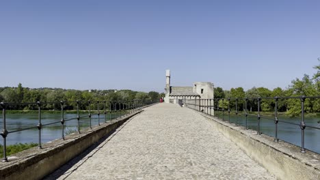 Vista-Del-Puente-De-Aviñón,-Edificio-Histórico-De-Piedra,-Ciudad-Francesa-En-El-Río-Cuando-Hace-Buen-Tiempo.