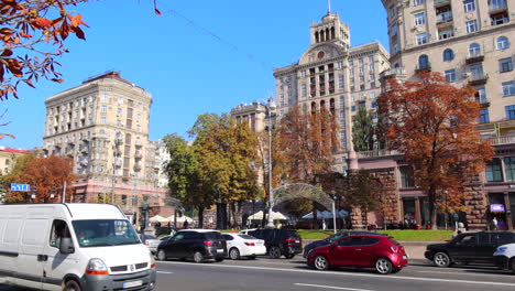 Chreschtschatyk-Hauptstraße-Der-Hauptstadt-Kiew-In-Der-Ukraine,-Sonniges-Herbstwetter-Und-Fahrende-Autos,-Hohe-Wohnhäuser,-4K-Aufnahme