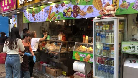 La-Gente-Compra-Comida-En-Una-Tienda-De-Alimentos-En-Isquare-Cerca-De-Harbour-City-En-El-Centro-De-Hong-Kong.