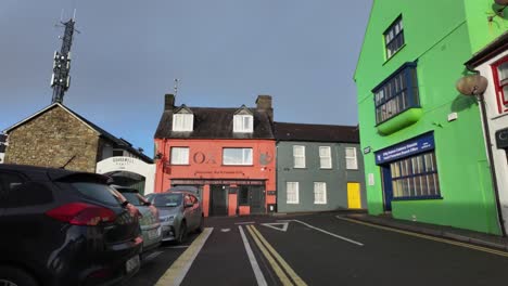 El-Sol-Y-Las-Nubes-Cambian-En-La-Calle-Timelapse-Con-Coloridas-Casas-Adosadas-En-Kinsale,-Irlanda