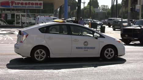 Vehículo-De-Control-De-Estacionamiento-Estacionado-En-La-Escena