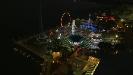 Vista-Aérea-De-Atracciones-En-órbita-En-El-Parque-De-Atracciones-Kemah-Boardwalk,-Noche-En-EE.UU.