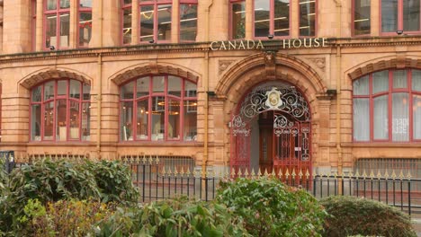 Vista-De-Perfil-De-La-Arquitectura-De-La-Entrada-De-La-Casa-De-Canadá-Con-Vehículos-Que-Pasan-Frente-A-Ella-En-Manchester,-Inglaterra