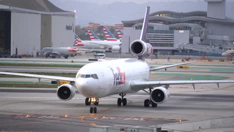 Große-Frachtflugzeugtaxis-Zum-Gate