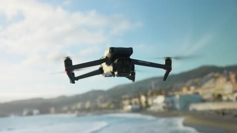 Dji-Mavic-3-Pro-Flotando-En-El-Aire-Con-Fondo-De-Costa-De-Playa-Bokeh