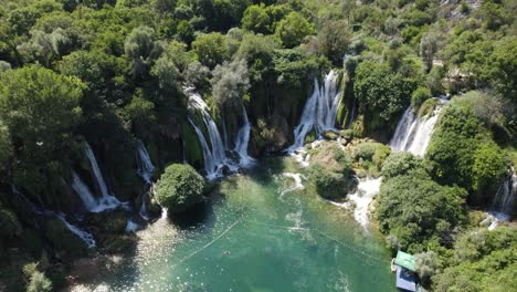 órbita-Aérea-Cascada-De-Kravica-En-Bosnia-Y-Herzegovina,-Día-Soleado-De-Verano