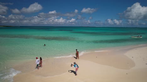 Drohne-Dreht-Sich-Um-Die-Sandbank-Cayo-De-Agua,-Ein-Paar-Geht-Am-Sandstrand-Zum-Karibischen-Meer