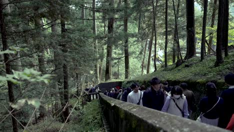 La-Gente-Sube-Las-Escaleras-A-Okusha-Hoto-En-Nikko-Para-Ver-Los-Restos-De-Tokugawa-Ieyasu.