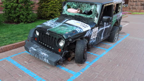 Jeep-Negro-Bombardeado-En-La-Calle-Principal-De-Khreshchatyk-De-La-Guerra-De-Rusia-Y-Ucrania-En-El-Centro-De-La-Ciudad-De-Kiev,-Vehículo-De-Guerra-Roto-Destruido-En-Ucrania,-Disparo-De-4k