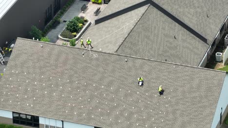 Hombres-Trabajando-En-Un-Techo-De-Tejas-Instalando-Dispositivos-De-Montaje-Para-Paneles-Solares.