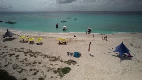 Belebter-Tropischer-Strand-Auf-Dem-Los-Roques-Archipel-Mit-Booten-Und-Besuchern,-Luftaufnahme