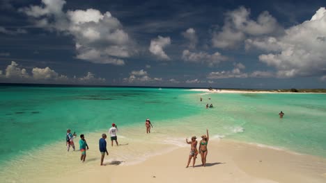 La-Gente-Disfruta-De-Una-Playa-Prístina,-Destino-De-Lujo-Caribeño,-Vista-Aérea-Cayo-De-Agua