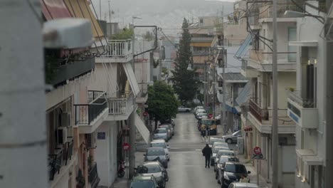 Zona-Del-Distrito-De-Petralona-En-Atenas,-Capital-De-Grecia,-Con-El-Coche-Aparcado-En-La-Calle