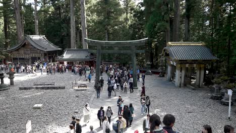 Touristen-Vor-Dem-Mittleren-Torii-Tor-In-Nikko-Toshogu,-Einem-Verehrten-Kulturerbe-In-Japan