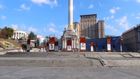 The-Independence-Monument-on-Khreschatyk-main-street-of-Kyiv-capital-of-Ukraine-during-Russia-Ukraine-war,-important-monument-in-city-center,-tall-white-gold-statue-in-front-of-a-building,-4K-shot