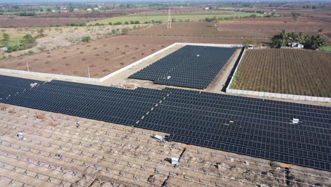 Cámara-De-Teléfono-Con-Vista-Aérea-De-Drones-Moviéndose-Hacia-Arriba-Donde-Los-Hombres-Están-Instalando-El-Sistema-Solar