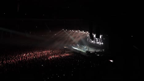 Bryan-Adams-Actuando-En-La-Gira-So-Happy-It-Hurts-En-Arena-Sofia