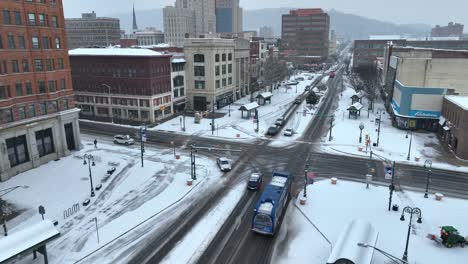 Vista-Aérea-De-Una-Ciudad-Americana-Cubierta-De-Nieve