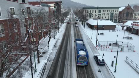 Luftaufnahme-Eines-öffentlichen-Stadtbusses