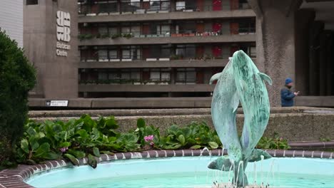 Delfines-En-El-Centro-Barbican,-Londres,-Centro-Unido