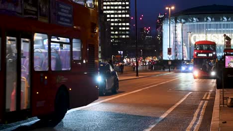 Los-Autobuses-TFL-Circulan-Hacia-Londres-Por-El-Puente-De-Waterloo,-Londres,-Reino-Unido