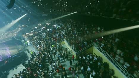 Publikum-Beim-Konzert-Des-Berühmten-Sängers-Im-Palacio-De-Los-Deportes-In-Santo-Domingo,-Dominikanische-Republik